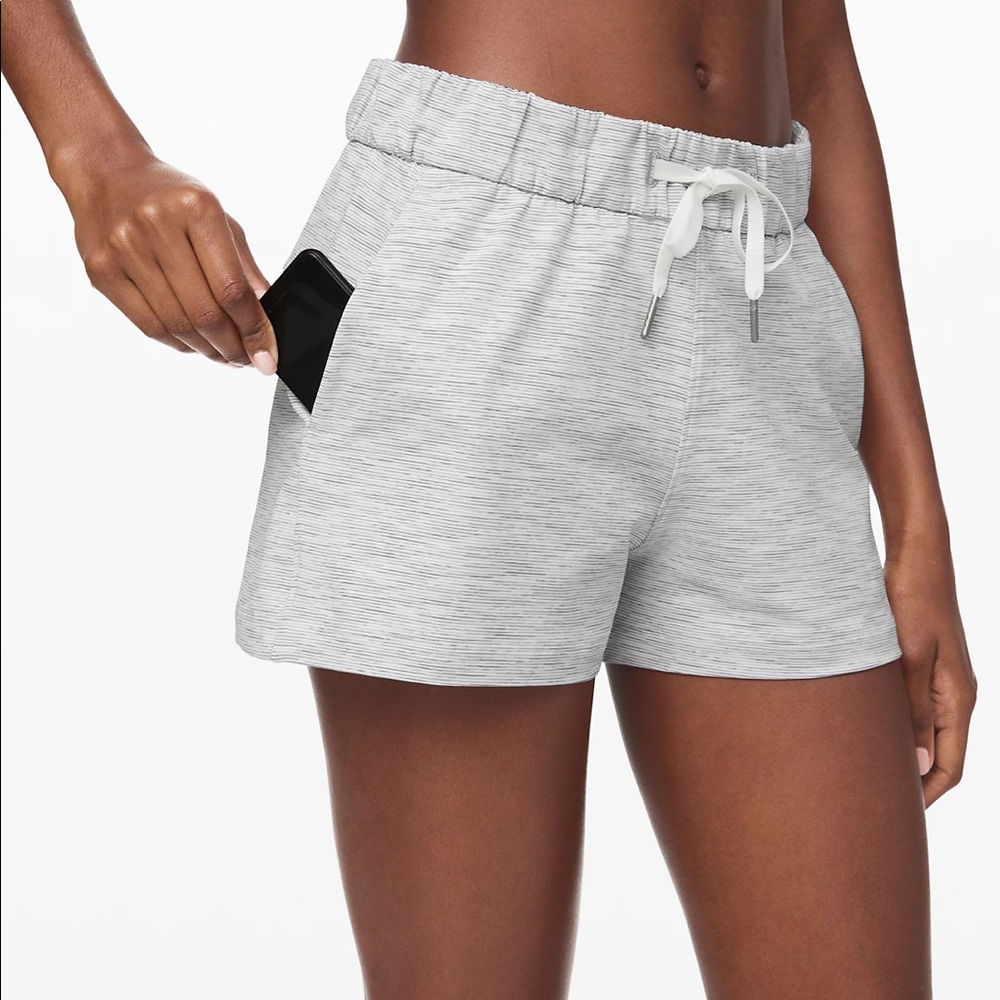 LULULMEON GREY/WHITE 2.5” ON THE FLY SHORTS